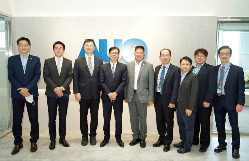 光電前進亞灣成立「AUO解決方案研發中心」，作為多元場域解決方案研發及試驗場域（圖中左為高雄市長陳其邁、圖中右為光電董事長彭双浪）